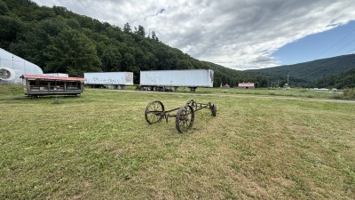 Roadsde farmstand w large lot for parking, incredible views to North and South 